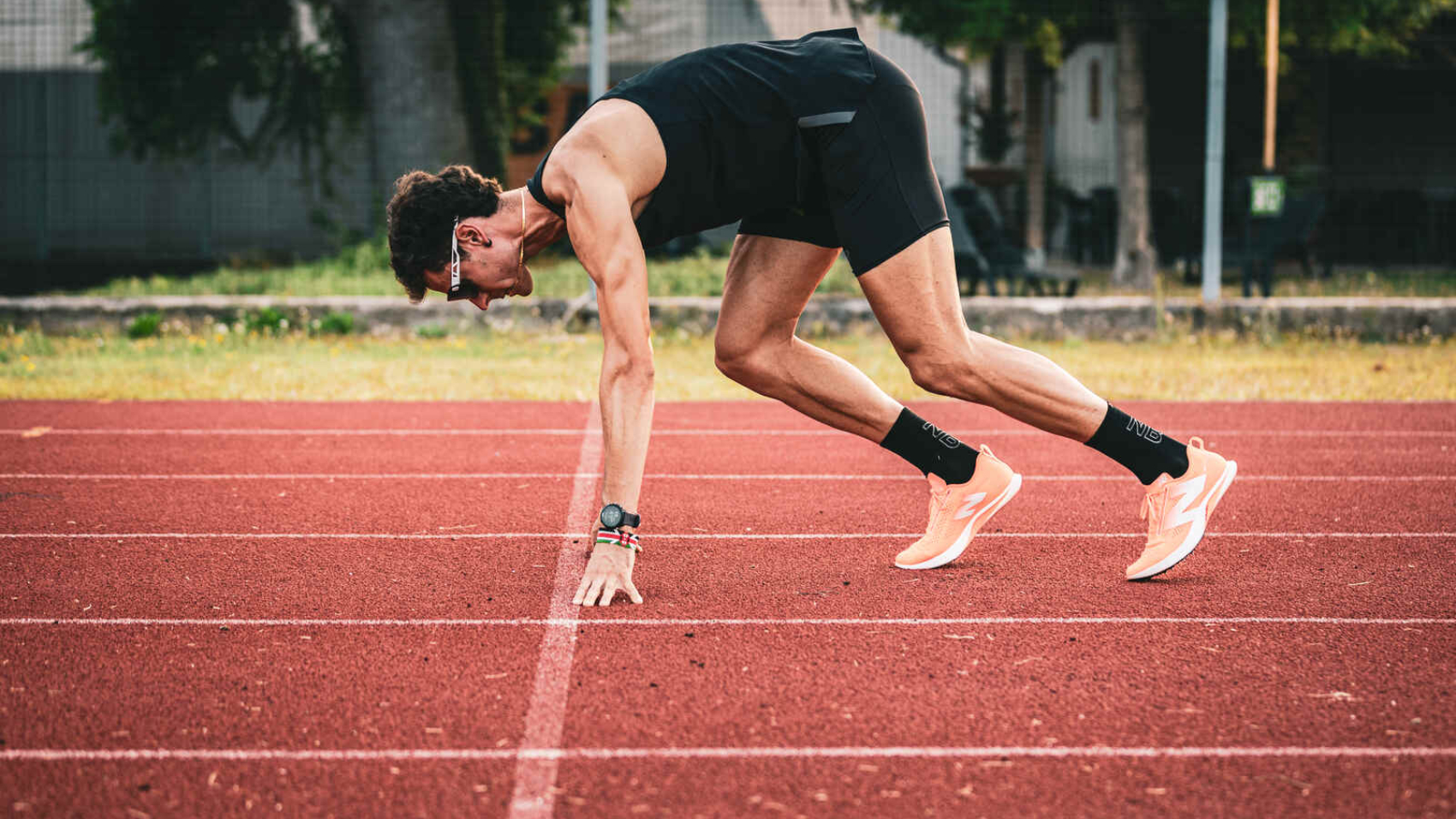 atleta sui blocchi di partenza per una gara di atletica leggera