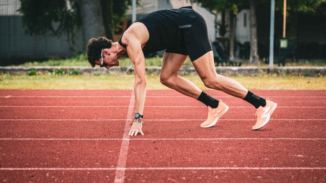 atleta sui blocchi di partenza per una gara di atletica leggera