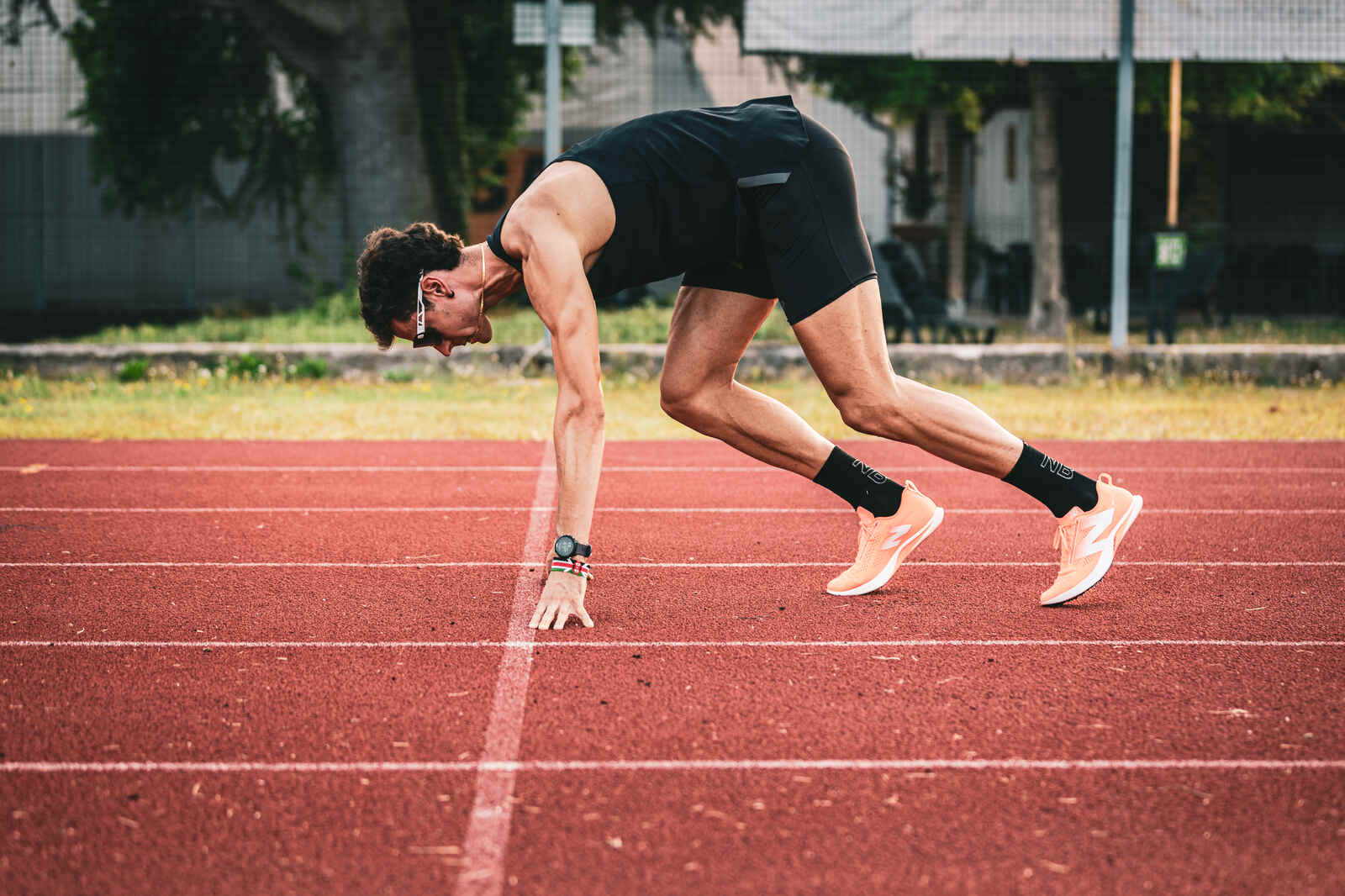 atleta sui blocchi di partenza per una gara di atletica leggera