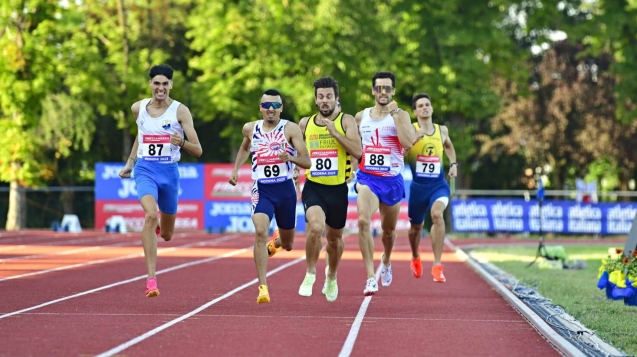 cinque atleti sul retilineo finale dei campionati italiani di atletica leggera, gara degli 800m