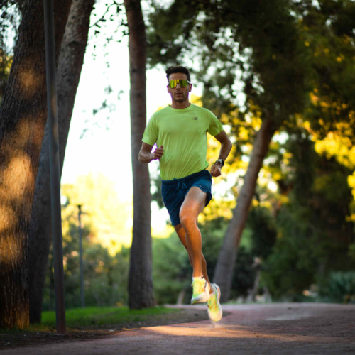 Jacopo Peron che corre nel Parco del Turia a Valencia con abbigliamento New Balance durante un pomeriggio di sole